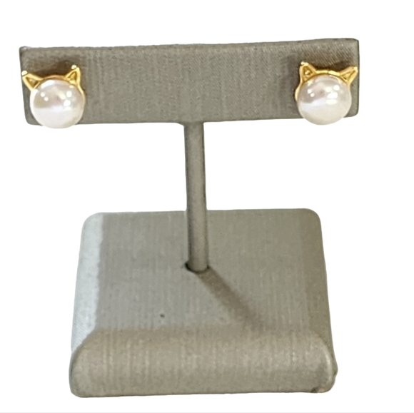Gold‎ Plated Over 935S Silver 8mm Freshwater Pearl Stud Earrings Cat Shaped NEW - Picture 1 of 7